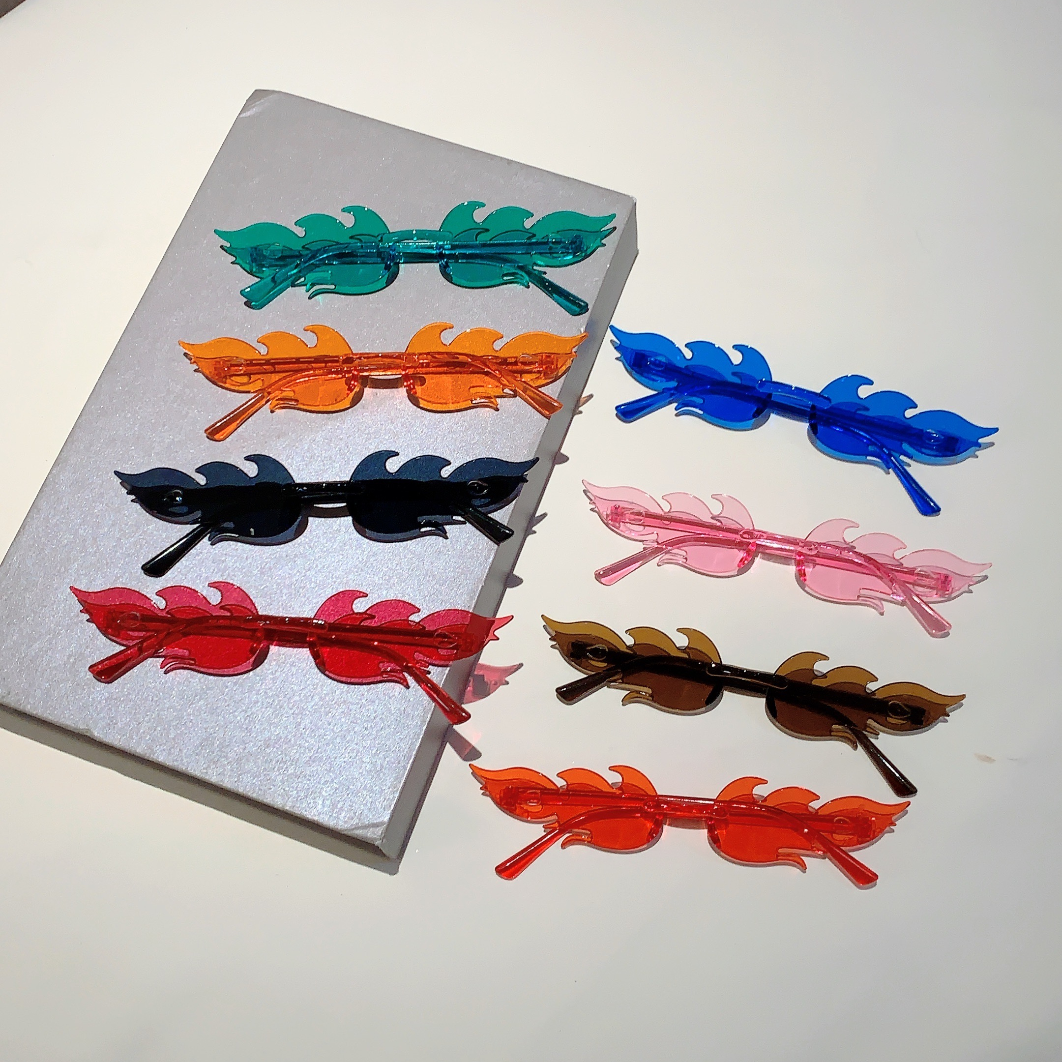 KAMMPT 12 paires par ensemble lunettes de soleil en forme de flamme nouvelle mode sans monture couleur bonbon nuances de fête Design à la mode lunettes de soleil colorées