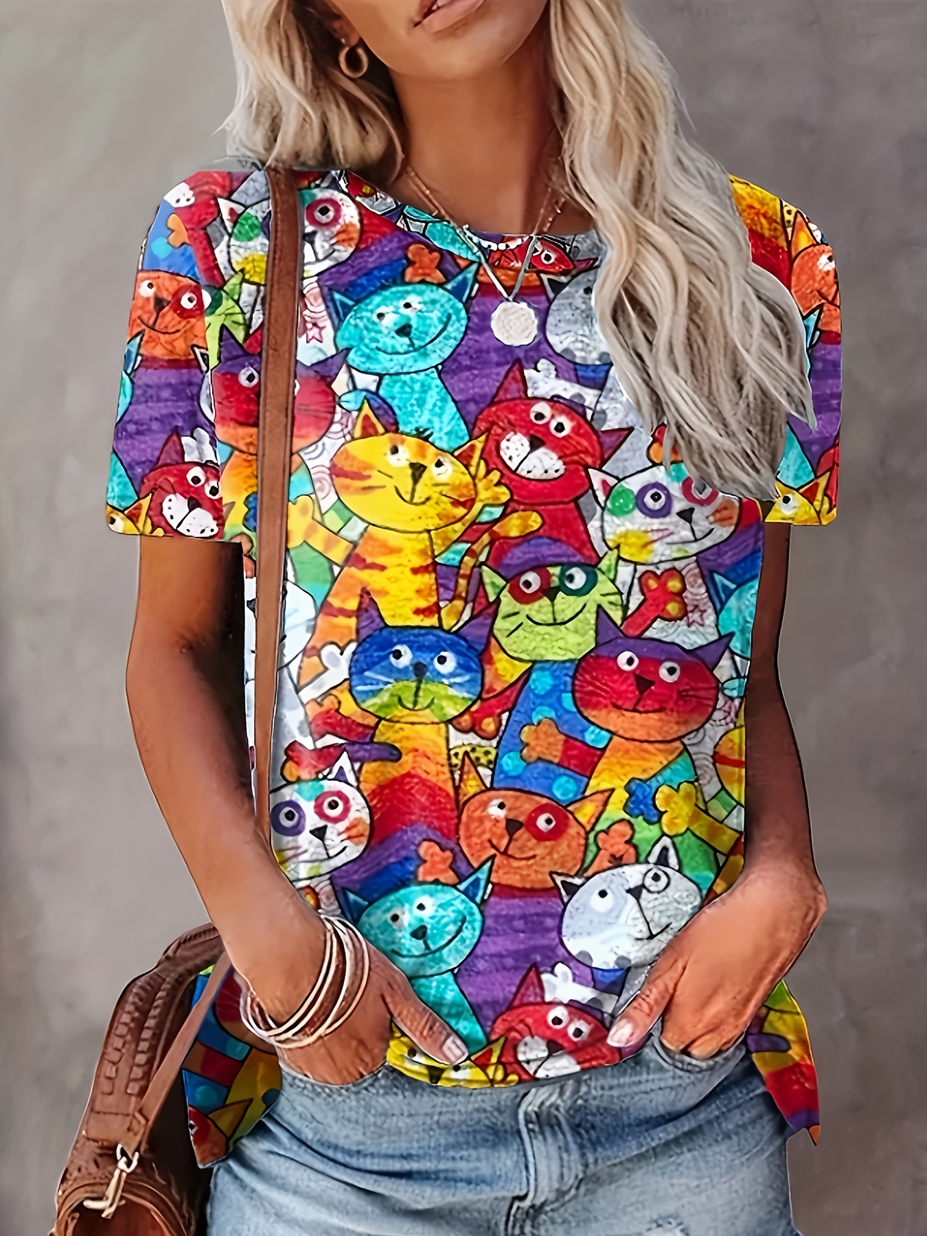 Lebendiges Mehrfarbiges Damen-T-Shirt - Verspieltes Cartoon-Katzen-Motiv, Fröhliches Katzen-Print-Design für Lässige Tägliche Kleidung