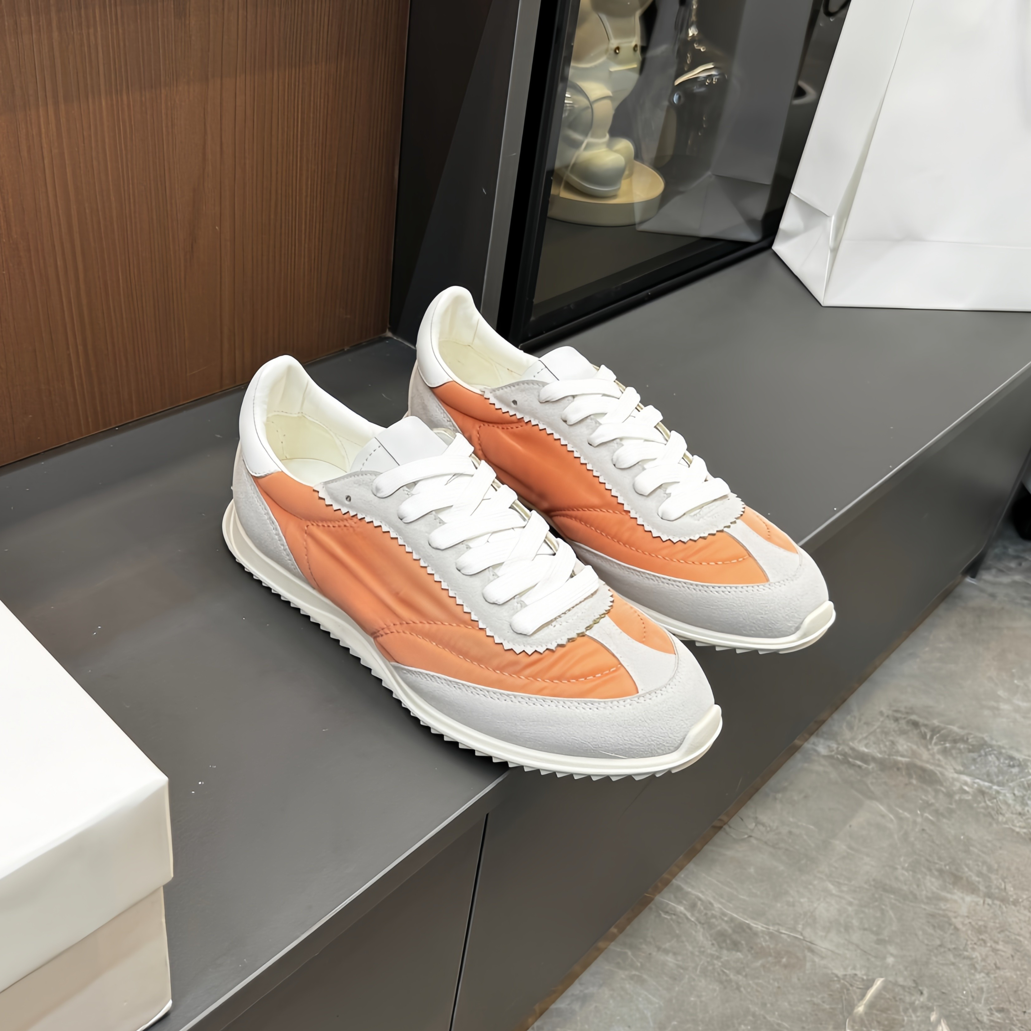 Luxury Quality Women's Athletic and Casual Shoes Lightweight Outdoor Running Shoes Hiking White Sneakers Stylish and Versatile