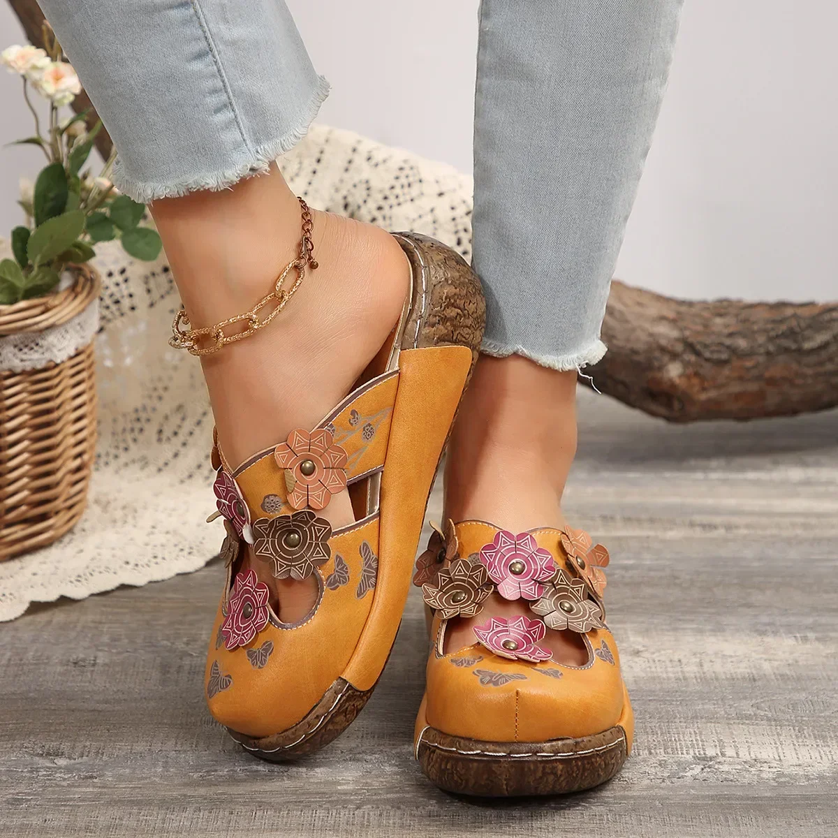 Damesschoenen Met Wig, Bloemendecoratie Uitgesneden Slide Sandalen Met Bloemenprint, Slip-On Schoenen In Tribale Stijl Koningsdag/Koningsdag