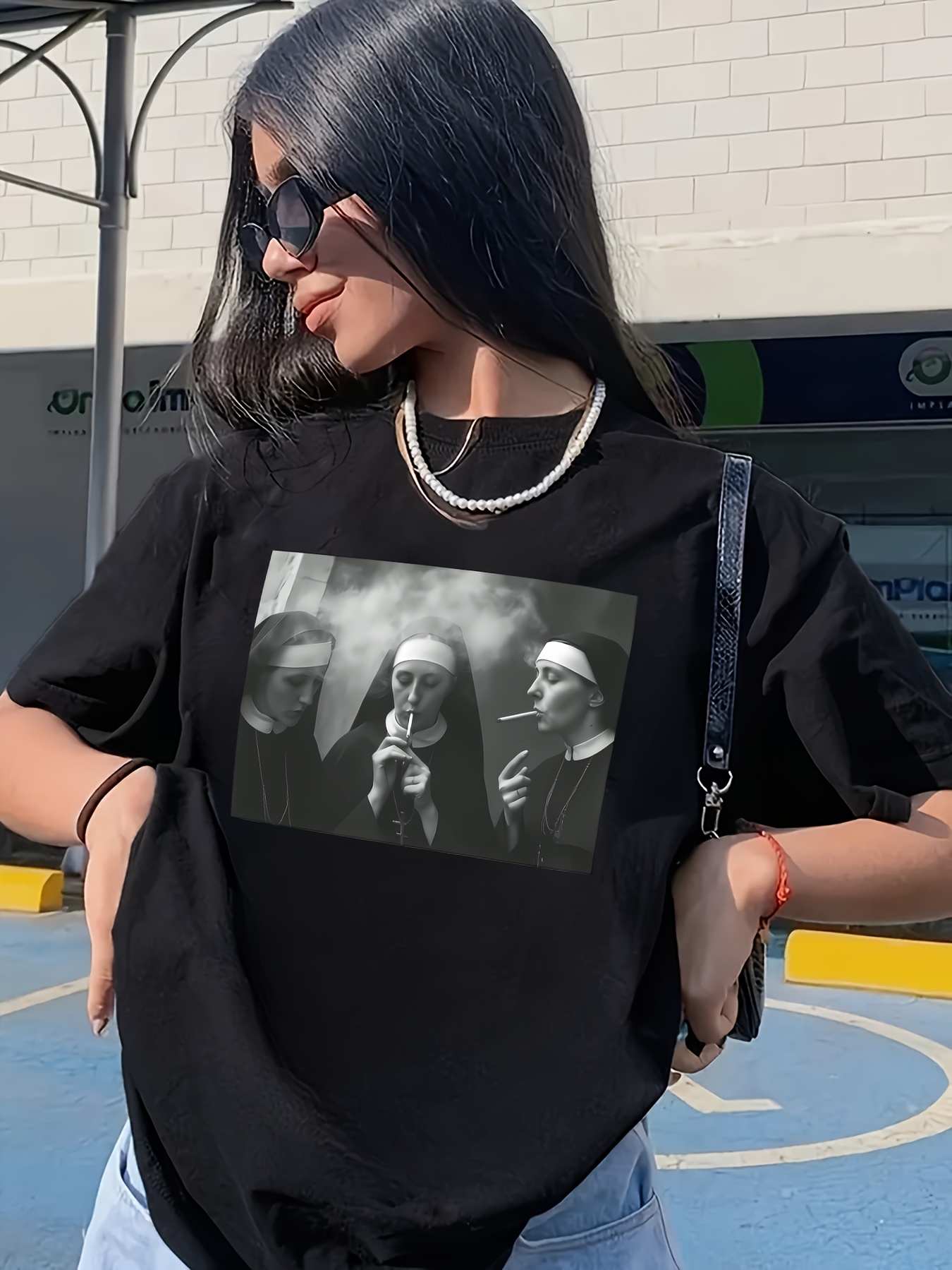 T-shirt da donna Smoking Nuns - Grafica grunge audace, top casual ribelle