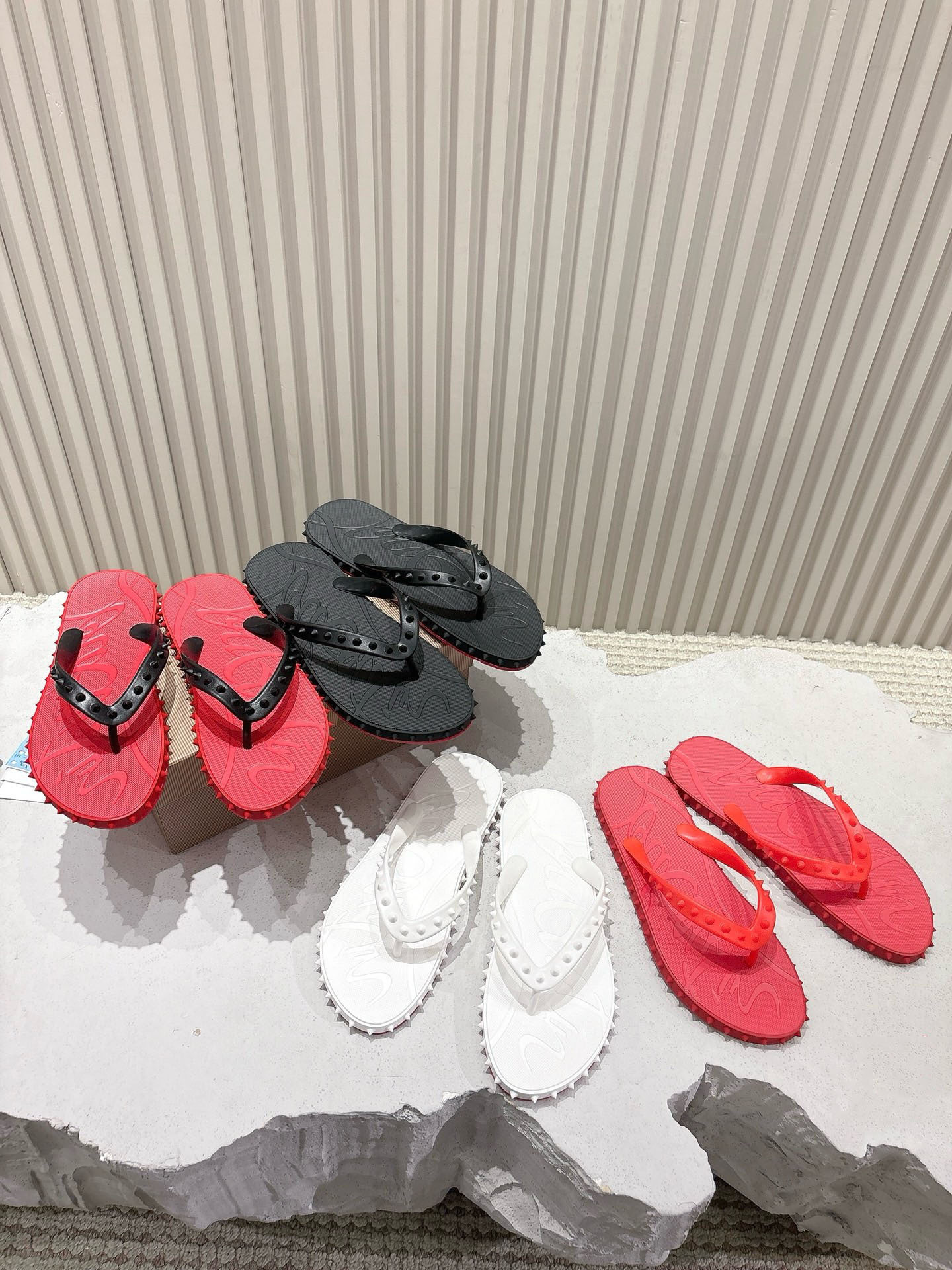 Nieuwe Heren Strand Slippers Buitenshuis Casual Paar Zomerslippers Sandalen Schoenen Rode Zool Spijker Niet-Slip Platte Lage Hak Teen Separator