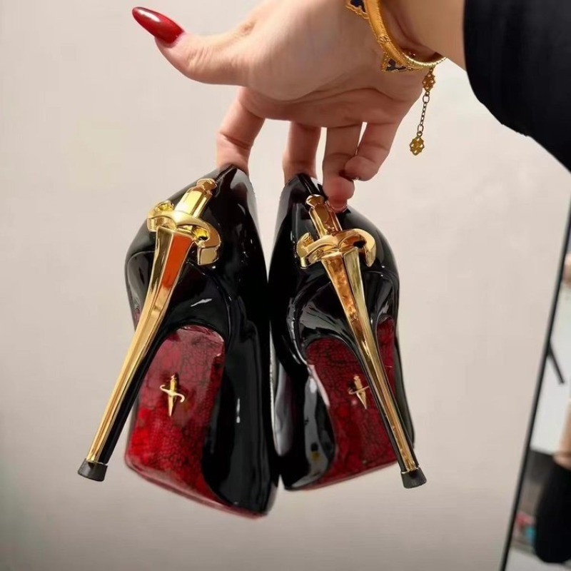 Novidade 2026: Sapatos Femininos de Salto Fino com Bico Fino, Detalhes Metálicos, Estilo Sexy Queen, em Couro Envernizado Preto