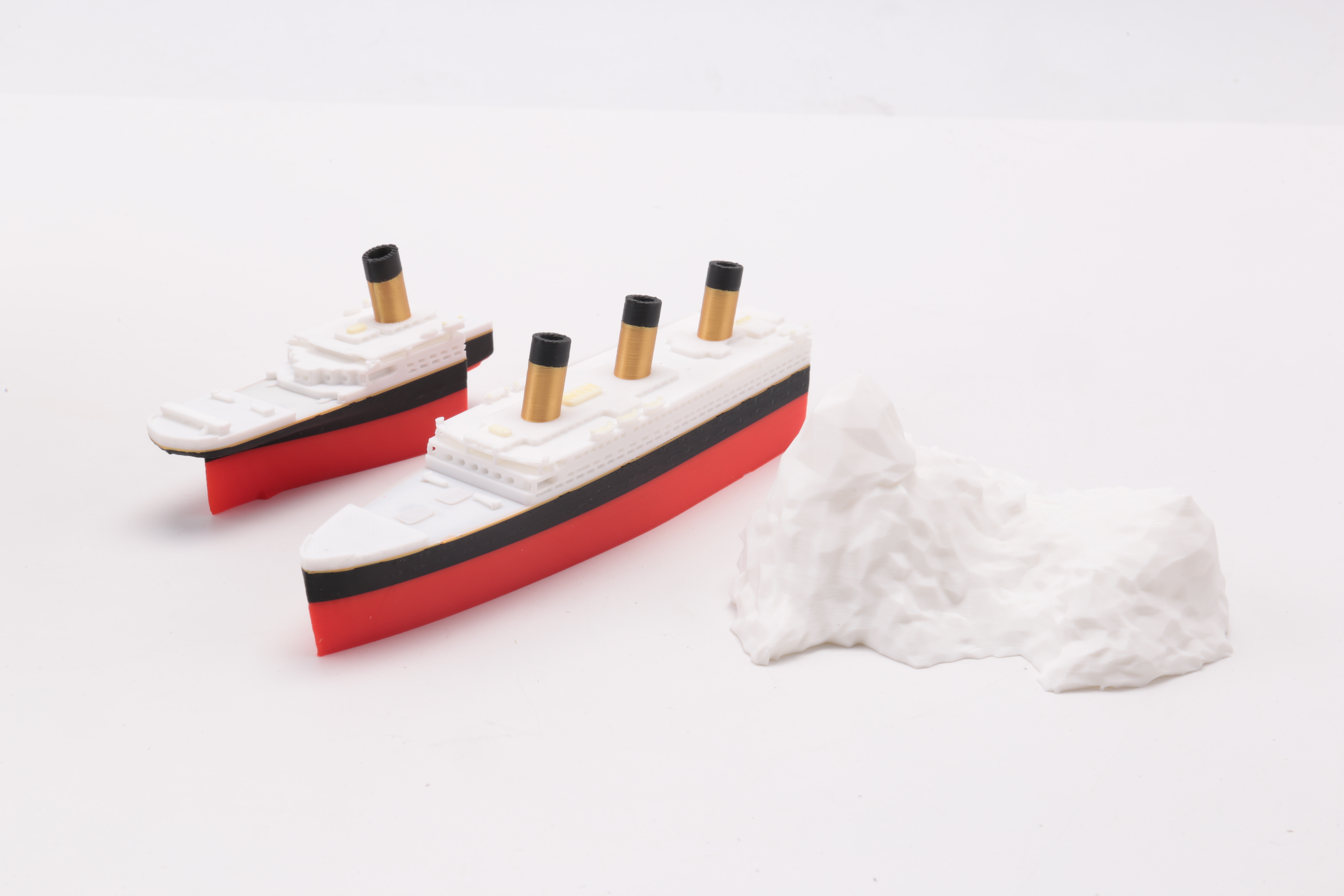 División realista en medio baño y piscina titanic, adorno titanico, barco titanico rompible histórico y preciso