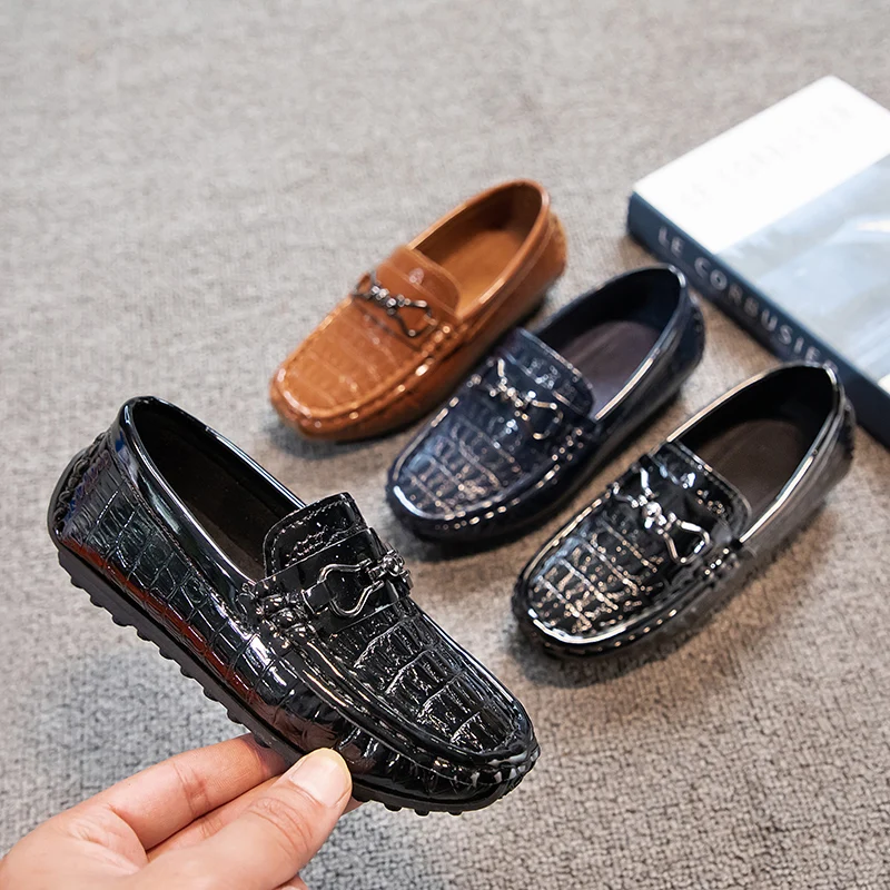 Jungen Lederschuhe runde Zehen flache weiche Kinder Mode lässige Slipper glänzende Metalls chnalle Kinder Mokassins rutsch fest im britischen Stil