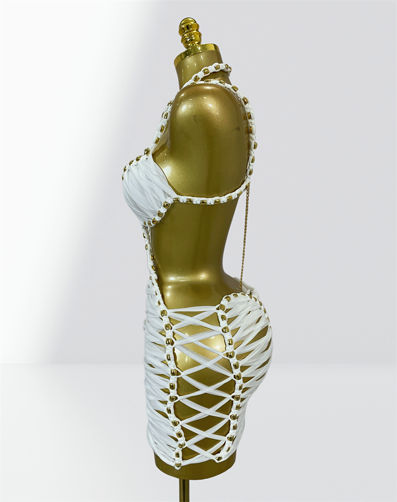 Goldener Stahlkugel-Design Sexy Ausgeschnittenes Rückenfreies Neckholder-Kurzkleid in Weiß für Damen Sommer-Partykleid Strandurlaub Fotoshooting-Outfit
