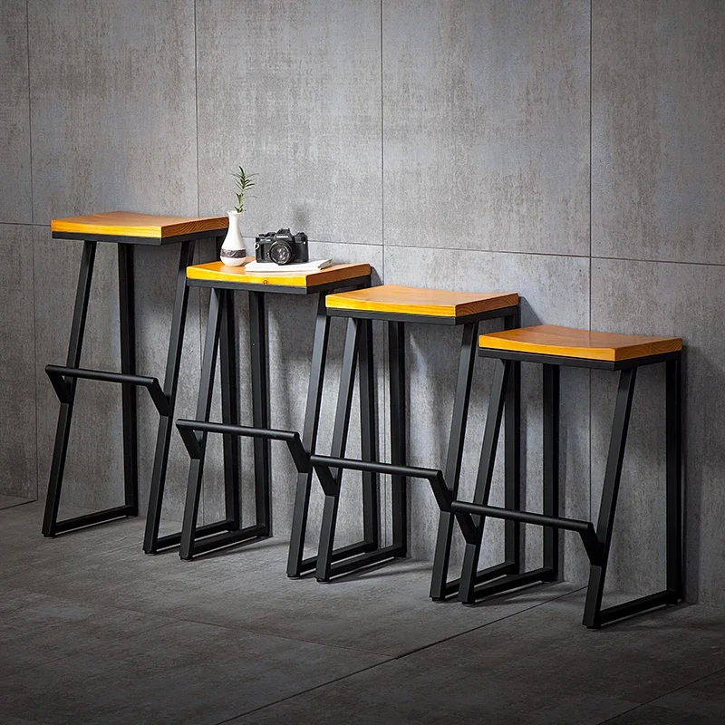 Silla minimalista de barra de hierro con base alta, asientos de madera maciza, asientos de mostrador, muebles de restaurante con soporte de carga estable, taburetes de cocina