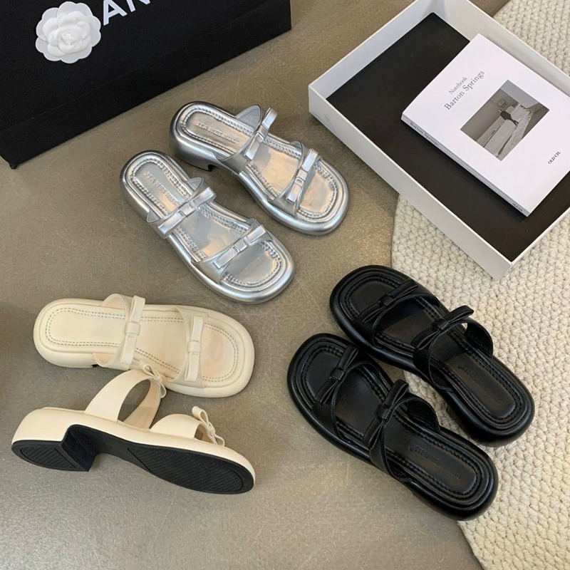 Nuevas zapatillas de verano para mujer 2024, elegantes zapatos de playa cómodos con punta abierta y tacón bajo plateados para mujer, zapatos