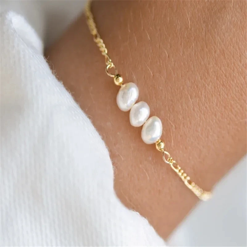 Minar Elegante barocke Süßwasserperlen-Charm-Armbänder für Damen, vergoldeter Edelstahl, Figaro-Kette, Perlenarmband