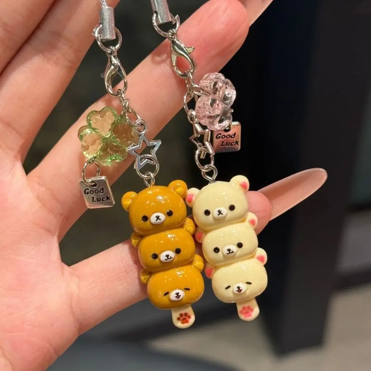 Lindo oso teléfono encantos colgante Kawaii Anime llavero accesorios para llaves mochila IPhone17 Pro Max Airpods Ins