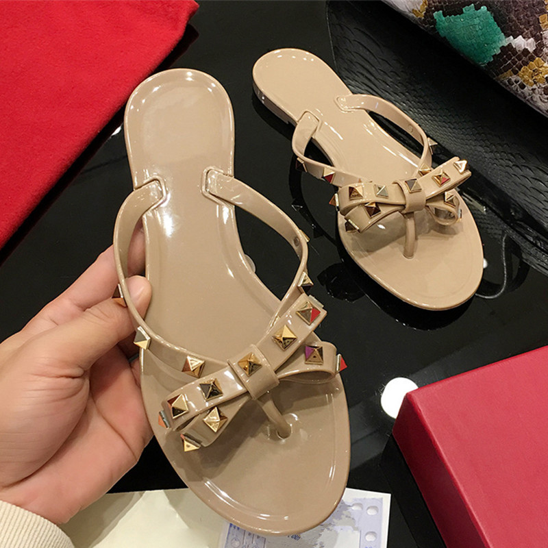 Sommer Hausschuhe Frauen Mode Flip-Flops Luxus Designer Weibliche Strand Niet Großen Bogen Flache Sandalen Mädchen Gelee Schuhe