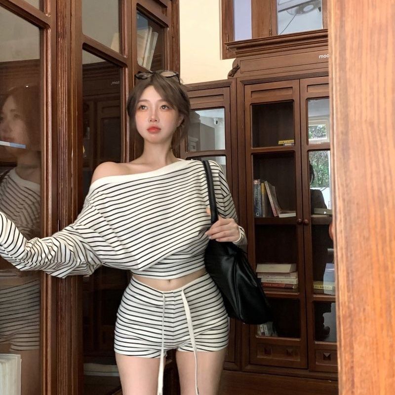 INS Kaus Pinggang Lengan Panjang Bahu Miring Garis-garis Manis Mode INS Celana Pendek Pinggang Tinggi Musim Semi Musim Panas Wanita Set Dua Potong