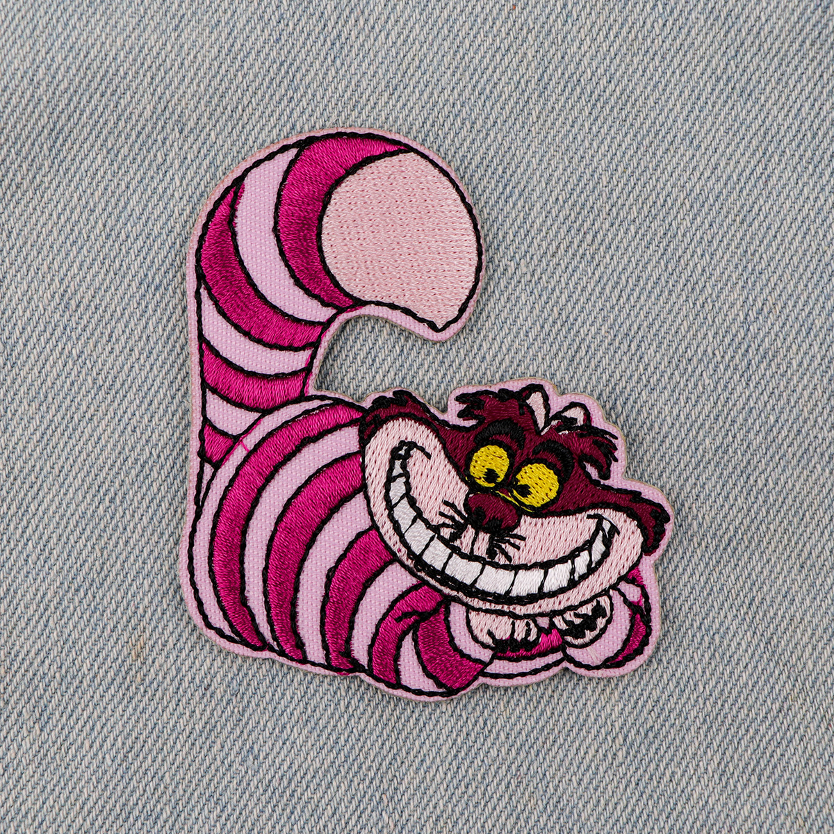 Clássico Cartoon Movie Patches bordados para Vestuário, Emblema DIY, Adesivo, Gato Estranho Roxo, Patche na Roupa, Adesivo Apliques