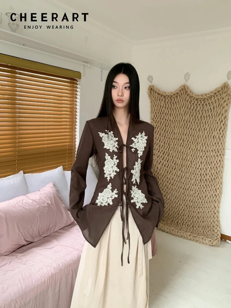 CHEERART Vintage Braune Spitze Up Flare Langarm Bluse Herbst Kleidung 2024 Frauen Gesticktes Hemd Designer Mode Top