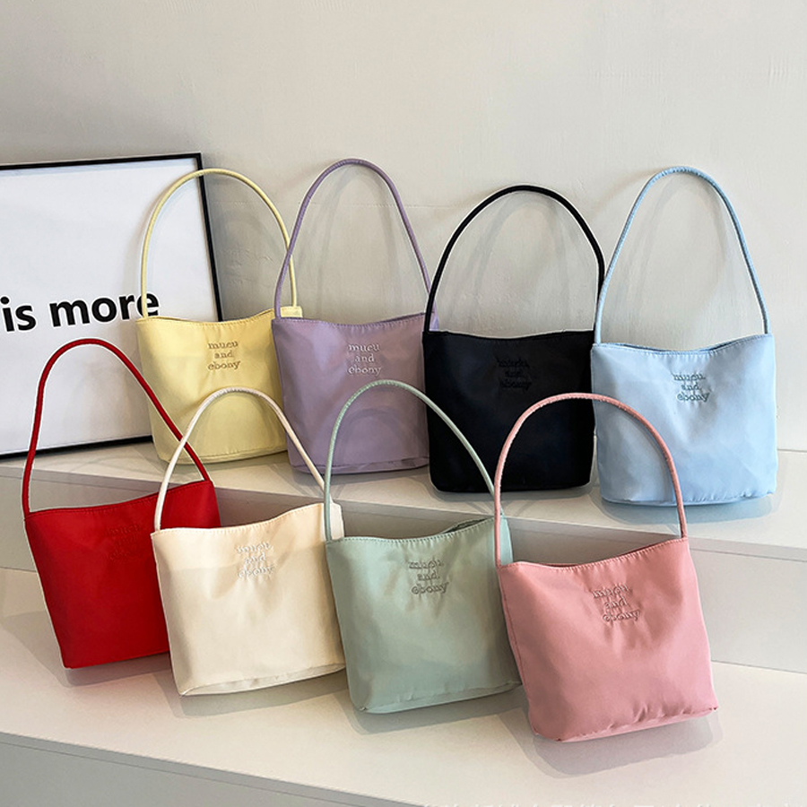Bestickte kleine quadratische Tasche, eimerförmige Nylon-Mode-Trendtasche im japanischen Stil, neue Frühjahr/Sommer-Umhängetasche