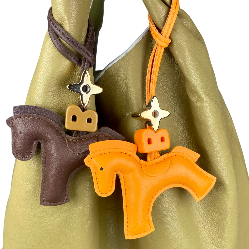 Lindo dije de pony de cuero PU de 13 colores: adorable llavero con trébol dorado de cuatro hojas y cuentas de nariz de cerdo para bolso, bolso, regalo ideal