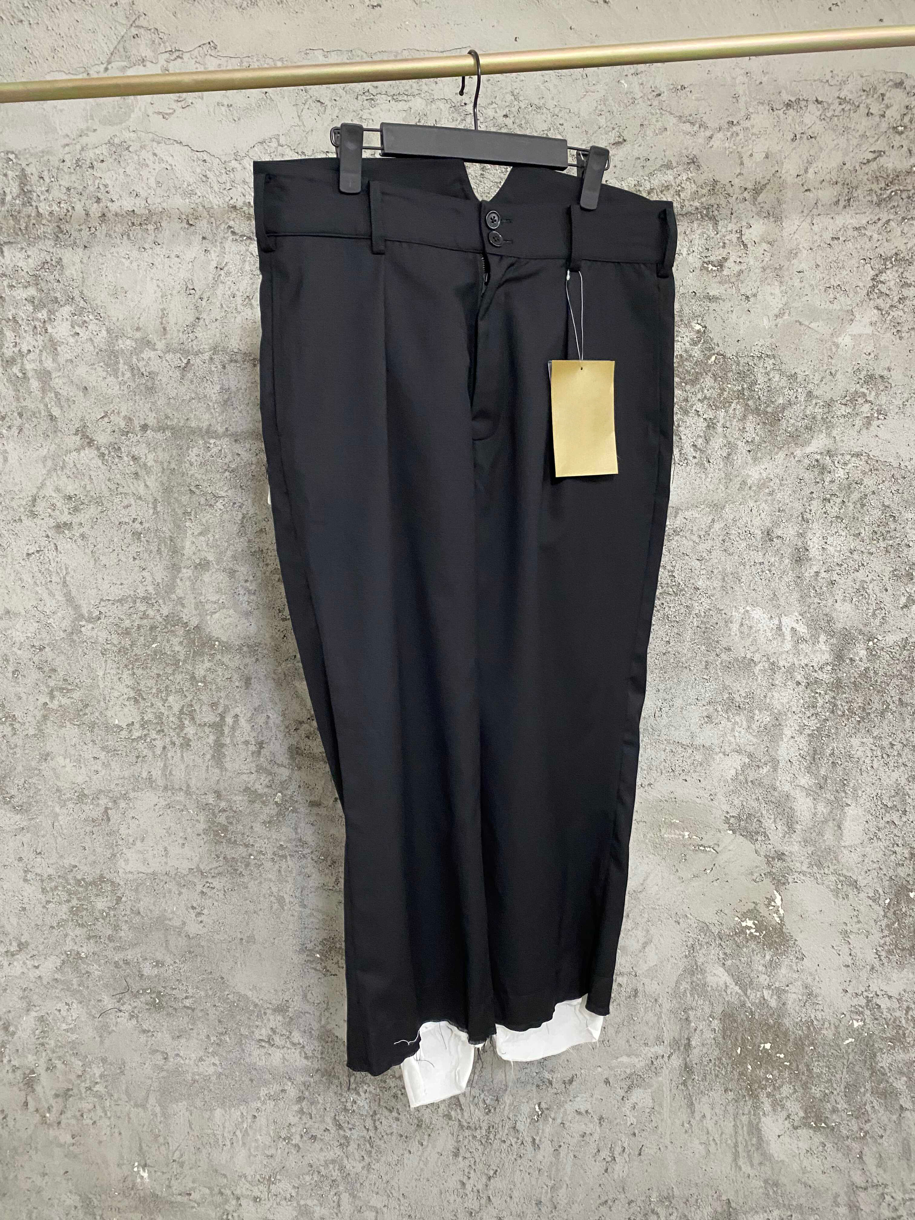 TOP-YAMAMOTO zwart-witte dubbellaagse losse broek met rechte pijpen en een designgevoel, minimalistische blanco ruimte op de franjes