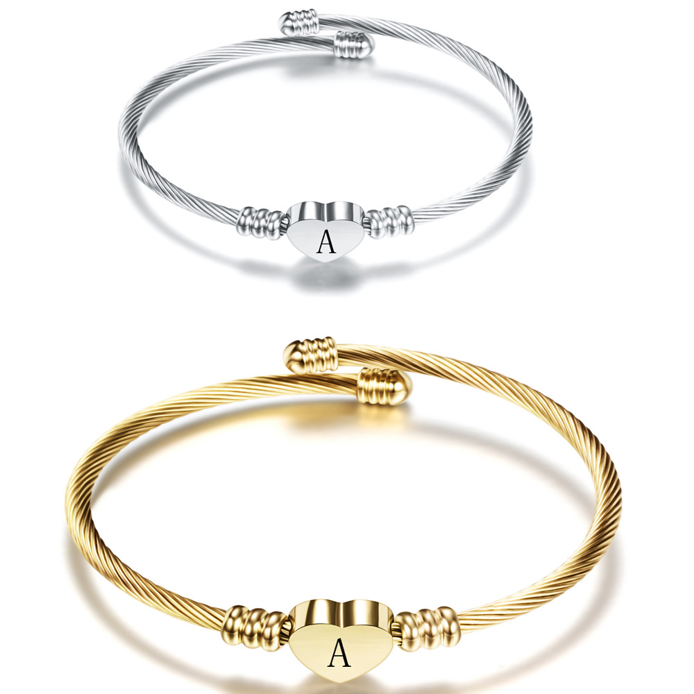Bracciale rigido in acciaio inossidabile con lettera iniziale per donna 26 Bracciale con ciondolo a forma di cuore dell'alfabeto Gioielli per feste di compleanno di moda femminile