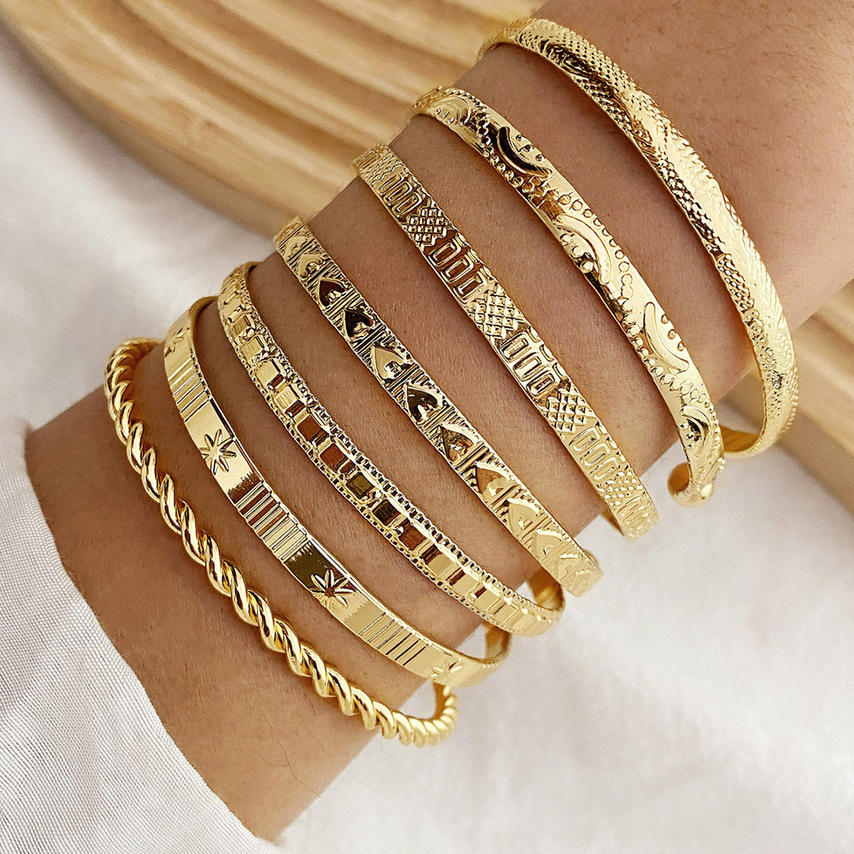 7 unids/set de pulseras Punk de Color dorado para mujer, ropa de calle, estampado de corazón gótico, diseño de Metal, brazalete abierto, regalos de joyería 2024
