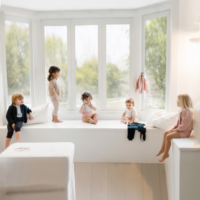 Комплект одежды для братьев и сестер Ali Layette SS26 из ребристого хлопка: темно-синий, бежевый, светло-розовый и розовый.