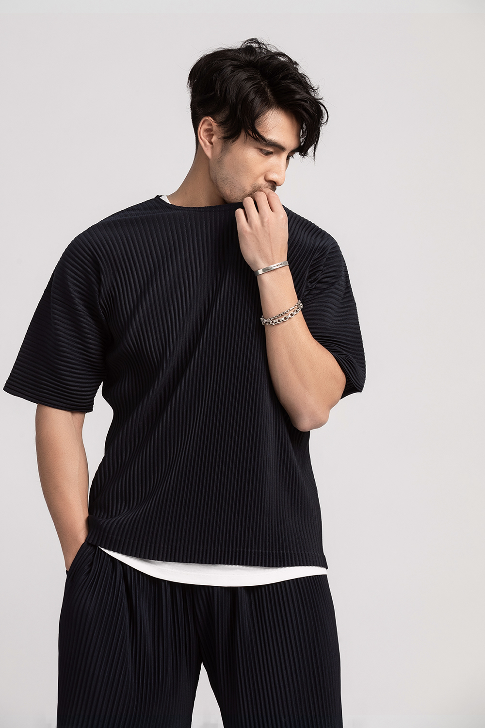 Miyake plisowana koszulka męska letnia odzież z krótkim rękawem zwykły T-Shirt modne czarne koszule okrągły kołnierzyk top sportowy