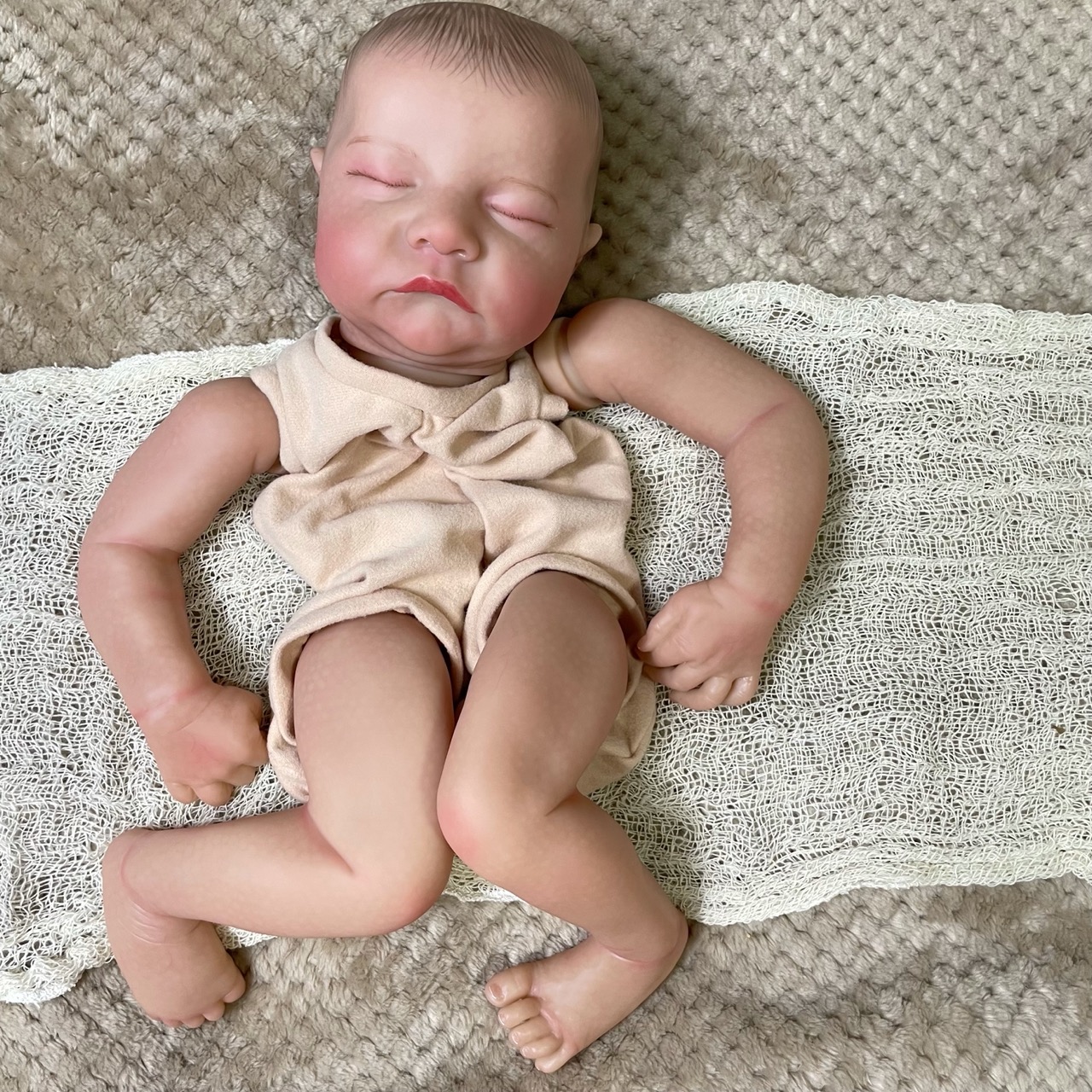 Peças de boneca reborn já pintadas de 19 polegadas Levi Pintura 3D de bebê realista desmontado com veias visíveis Corpo de pano incluído
