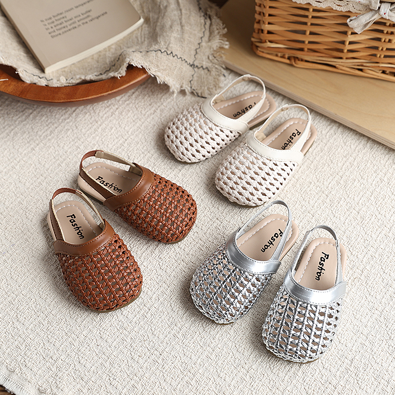 Zapatos para niñas, sandalias trenzadas para niñas, zapatos de cuero huecos a la moda, suela suave, zapatillas de princesa retro, zapatos de playa