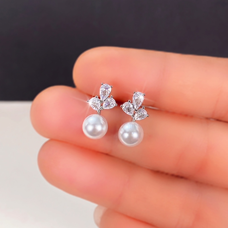Huitan Zierliche künstliche Perlenohrringe für Frauen mit glänzendem Zirkonia, zarte weibliche Ohrringe, eleganter Schmuck für den täglichen Gebrauch