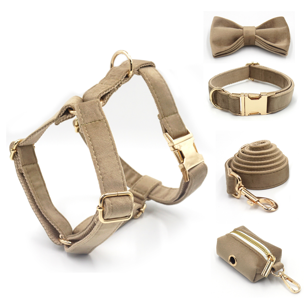 Licht koffie fluwelen harnas voor honden, gepersonaliseerde mini-formaat halsband voor katten, kleine honden, zachte verstelbare vlinderdas, halsband en riemset