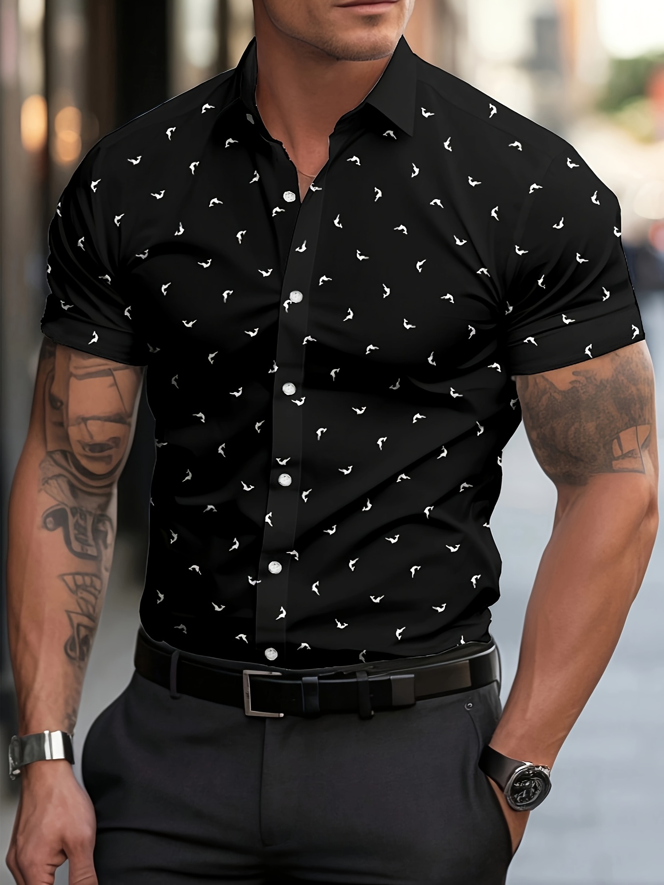 Camicia casual a maniche corte da uomo - Tessuto estivo leggero e traspirante con stampa di pesci blu vibranti, colletto classico a punta