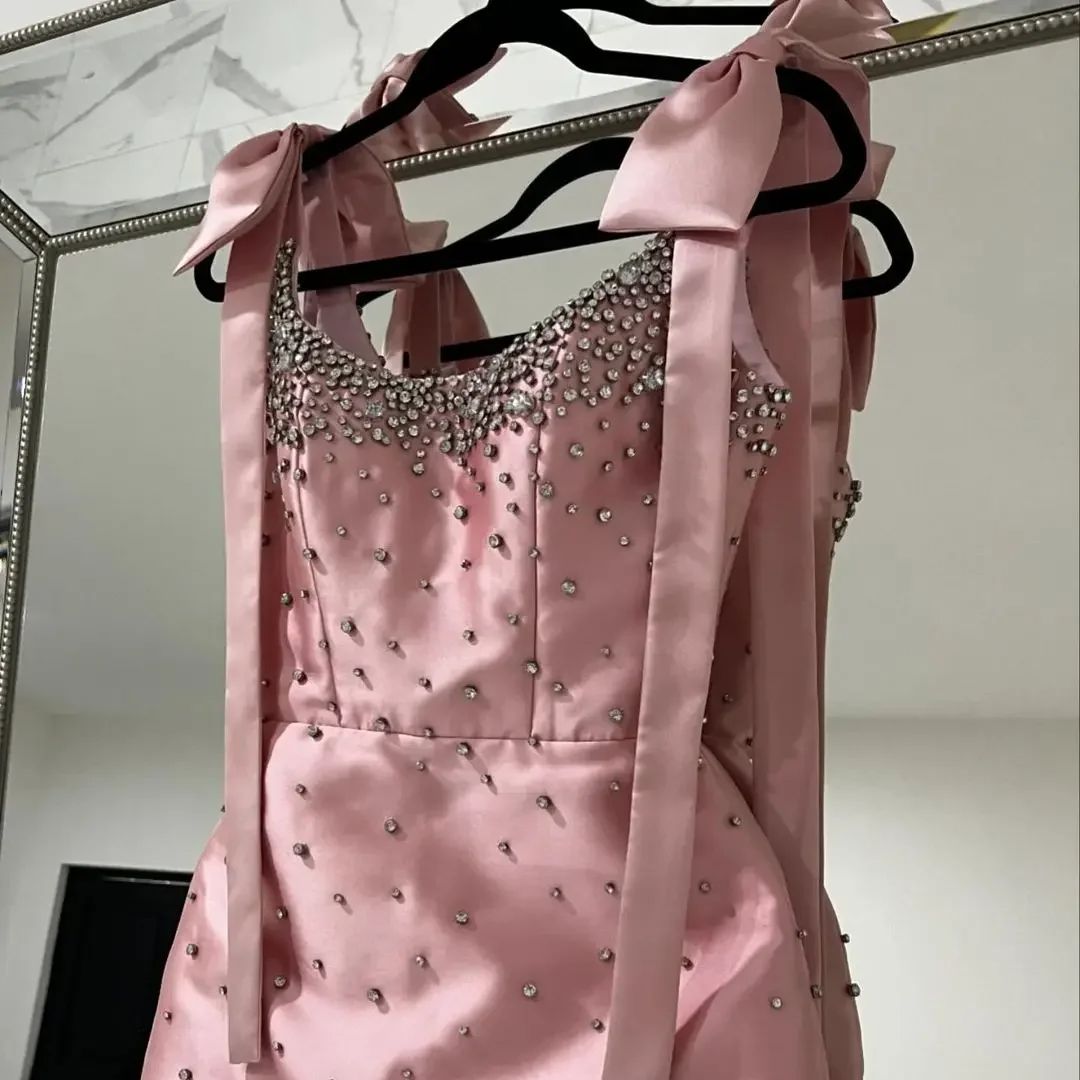 Vestidos de fiesta cortos de color rosa con diamantes de imitación de lujo con lazo, recién llegado, minivestido de fiesta con cuentas a mano, vestido Formal de regreso a casa 2024