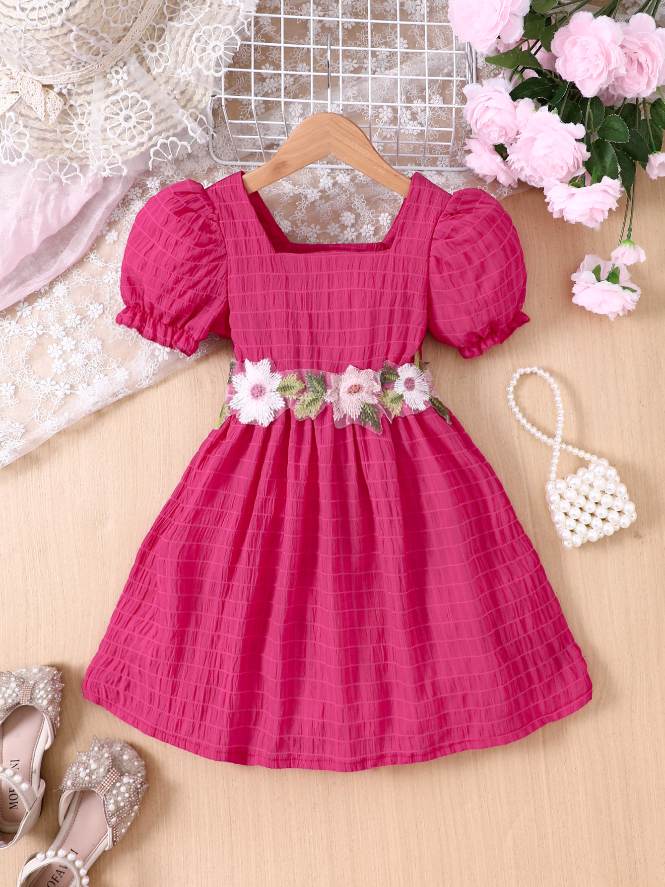 Vestido de manga curta para meninas, primavera e verão, com punhos elásticos, bordas com babados, cor sólida, bordado floral casual, adequado para férias na praia, festas e presentes