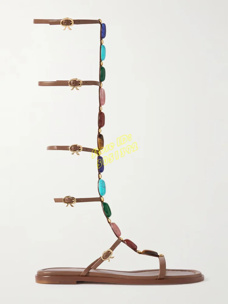 Sandales en cuir à lanières style gladiateur, bout rond, plates, avec lanière en T, multi-boucles, cabochons vibrants, style romain