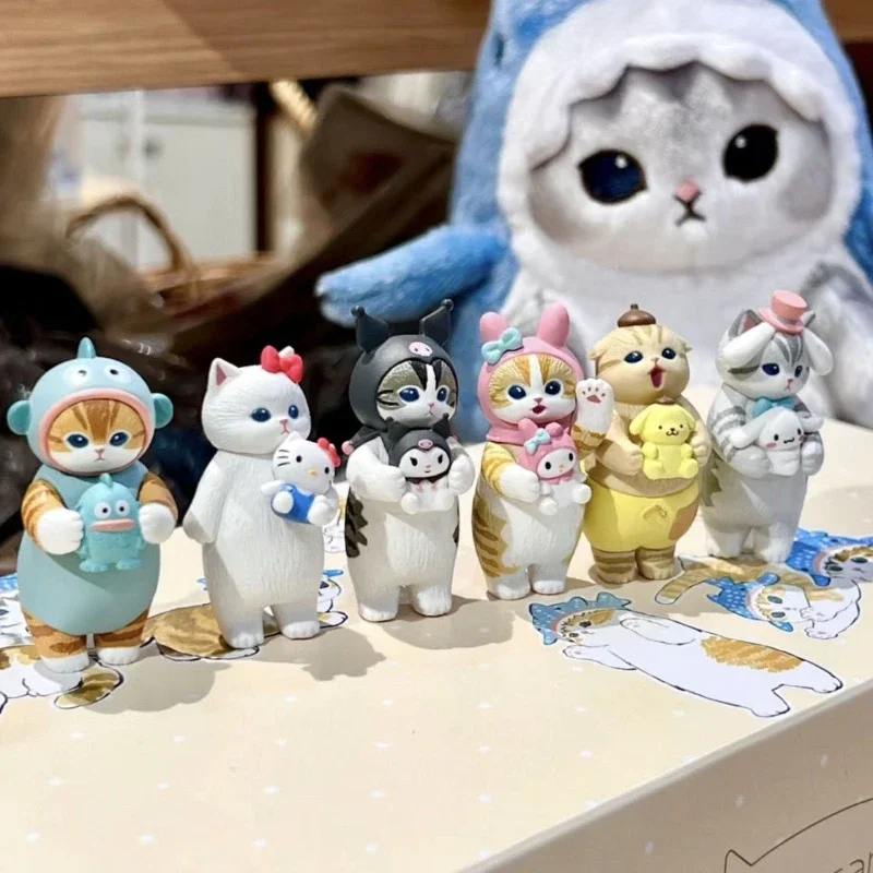 Mofusands Katzen Blind Box Spielzeuge mit Sanrio-Charakterkleidung, die süße Kuromi, Cinnamoroll und Hello Kitty halten, Sammelornamente