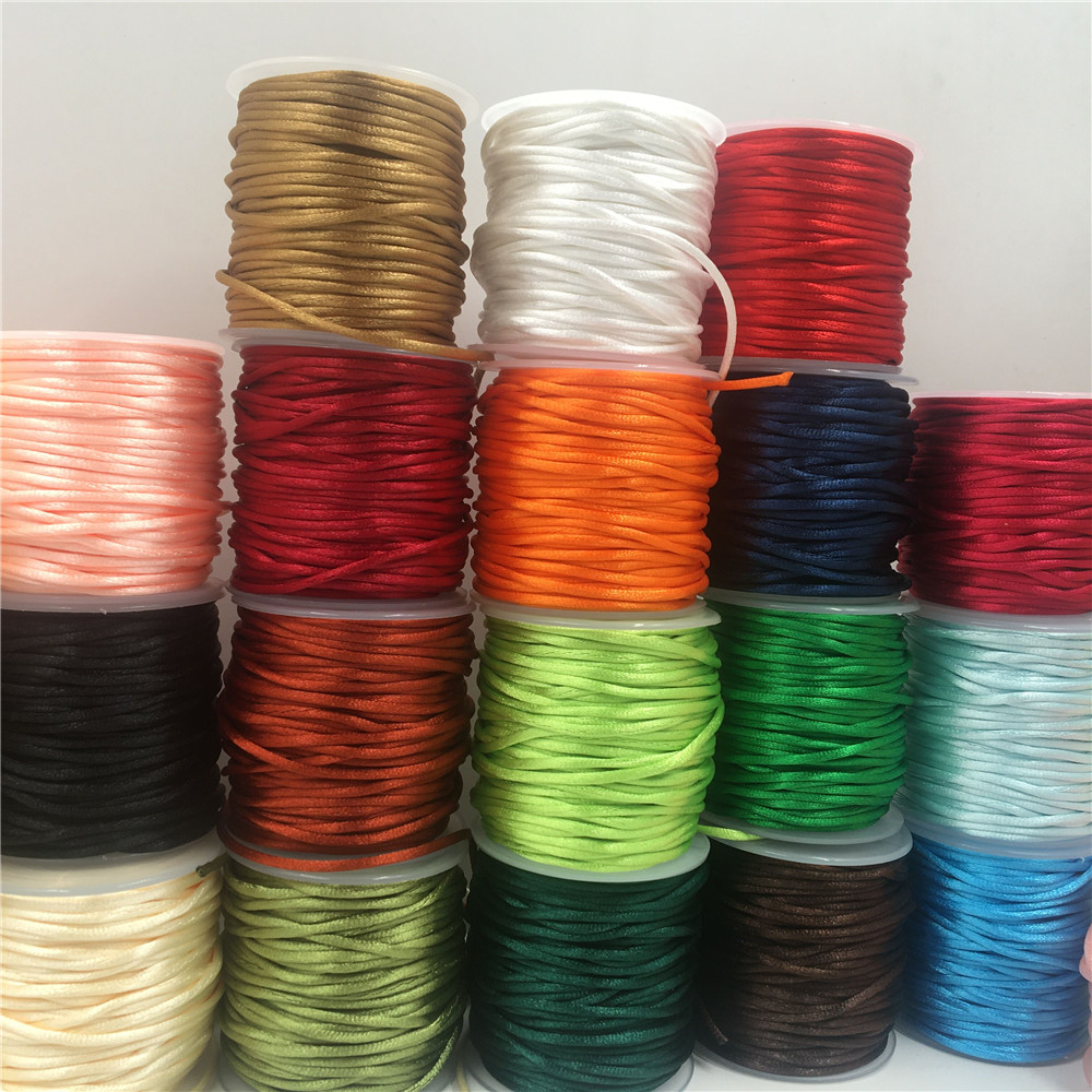 30 metri Rattail Cavo di raso di seta 2MM Shamballa Macrame Cord Colori assortiti Stringa di nylon per la creazione di gioielli con perline