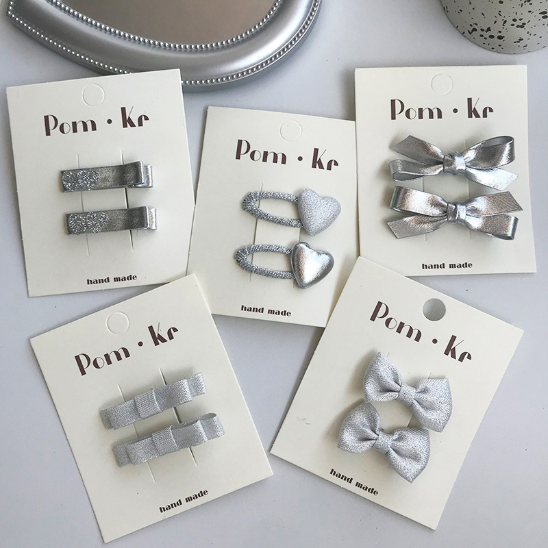 Nowe eleganckie srebrne spinki do włosów z kokardą ze skóry: stylowe, uniwersalne spinki aligatorowe dla dzieci — wysokiej jakości, przyjazne dla włosów, idealne dla niemowląt.