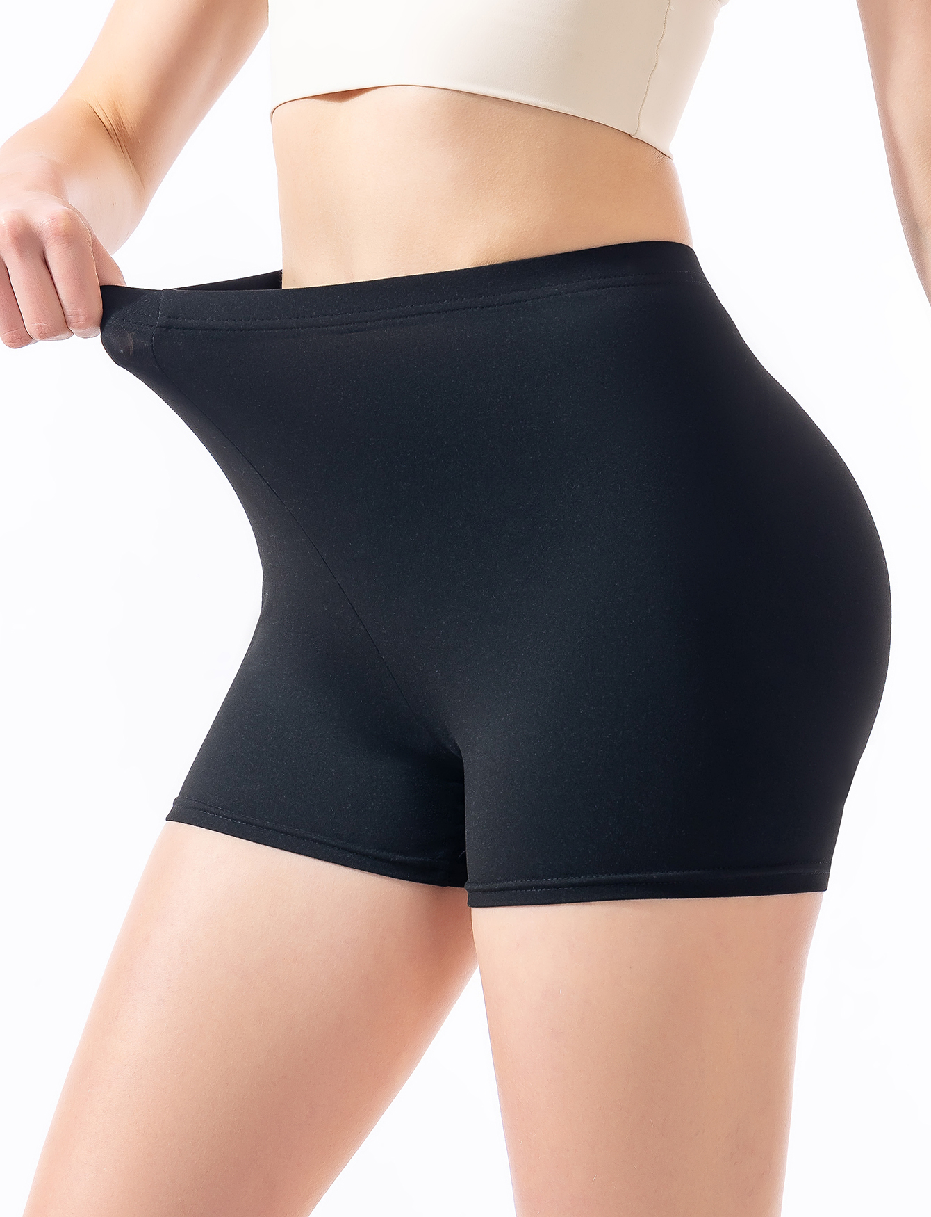 Schwarze Basis-Shorts für Damen zum Tragen als Oberbekleidung im Sommer. Hochtaillierte, eng anliegende, elastische und auslaufsichere Hotpants mit weitem Bein.