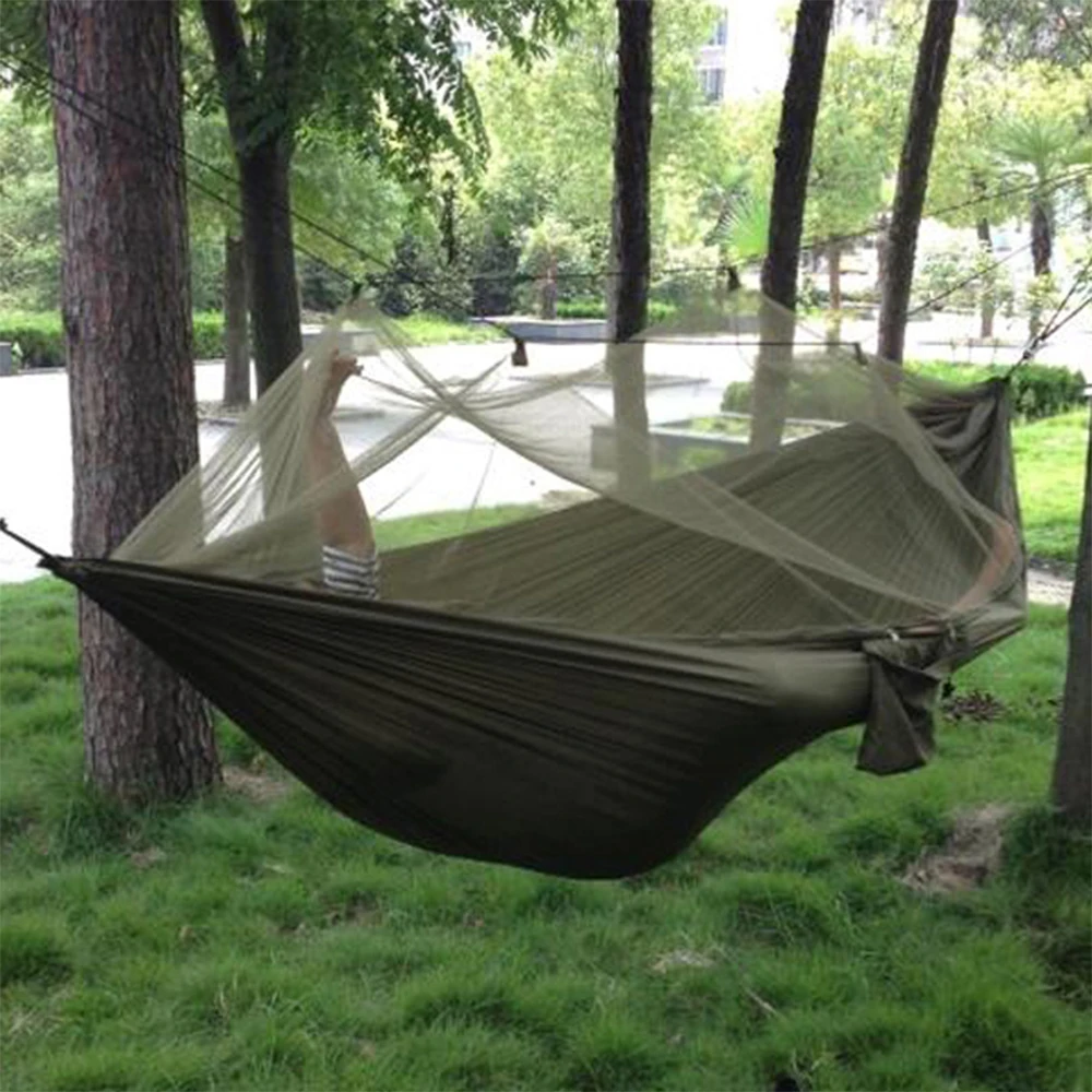 น้ําหนักเบาแบบพกพา Outdoor Camping Hammock พร้อมมุ้งกันยุงผ้าร่มชูชีพความแข็งแรงสูงแขวนเตียงการล่าสัตว์ Sleeping Swing