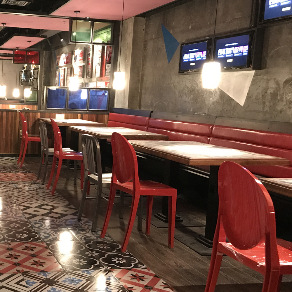 W pełni aluminiowy stolik kawowy i krzesło do baru piwnego w sklepie Bistro