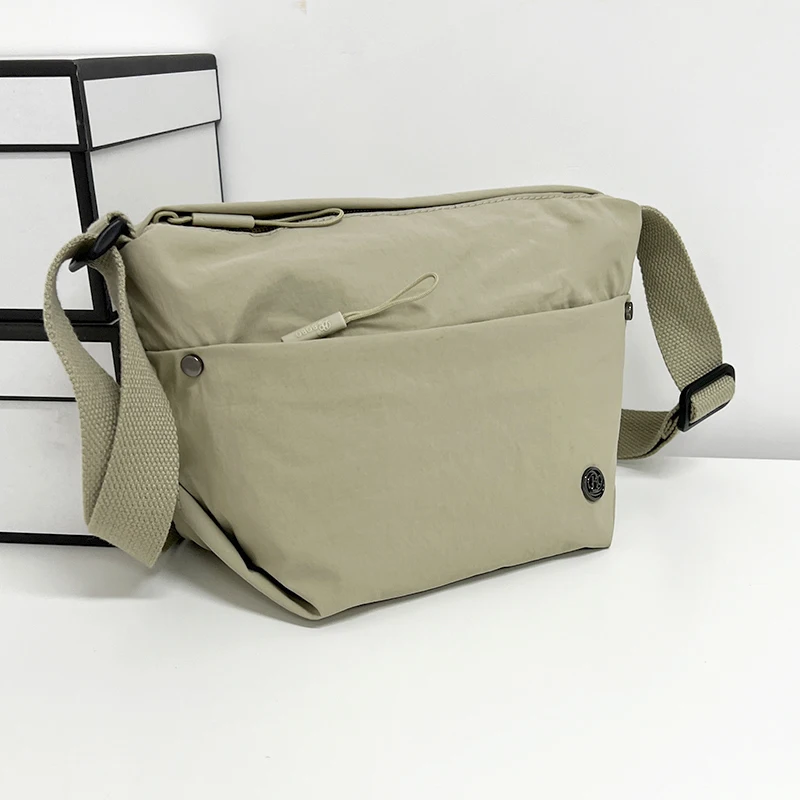 Borsa a tracolla in nylon ultraleggero per donna Borsa da donna leggera con tracolla larga regolabile Chiusura con cerniera Elegante borsa a tracolla