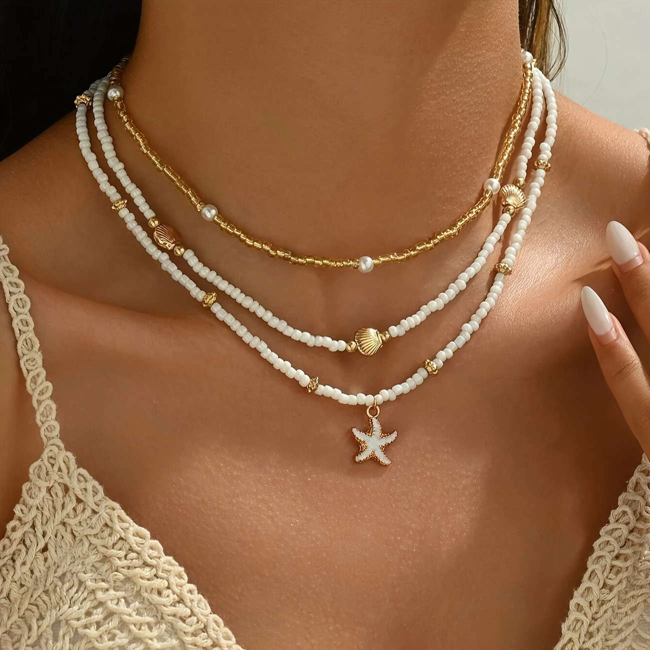 Gargantilla apilada de cuentas hecha a mano bohemia, collar con colgante de concha de estrella de mar delicado, joyería para fiesta en la playa de verano para mujer