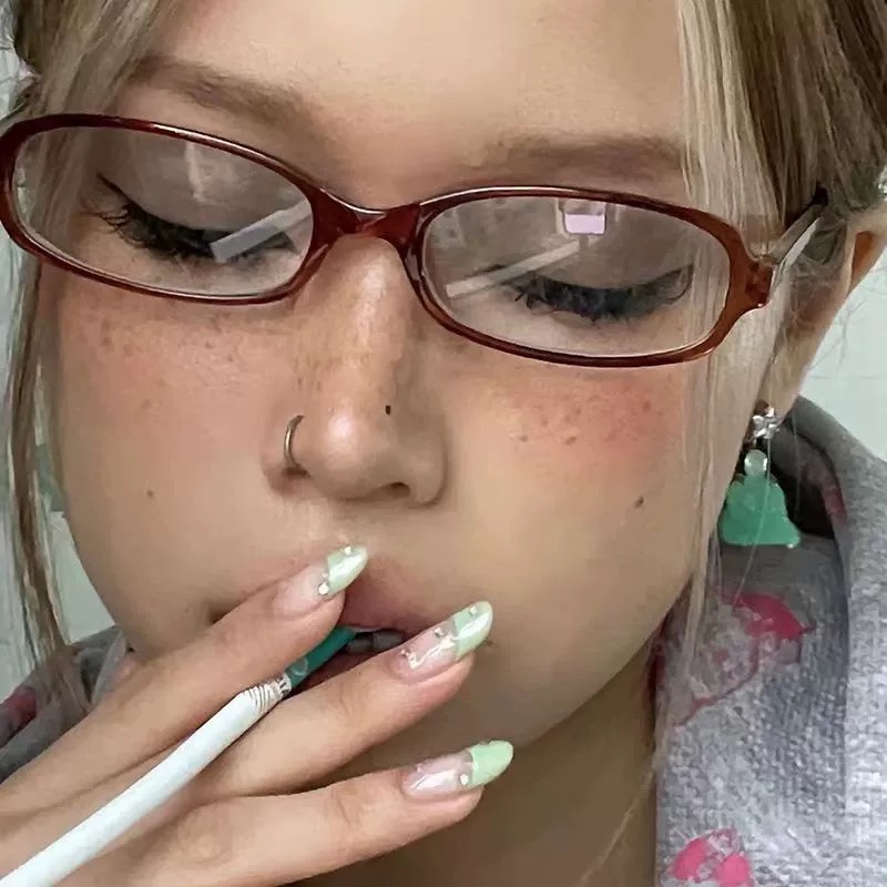 2024 女の子 Y2K レッドグリーンフレームガラスレトロオーバルメガネ眼鏡装飾コンピュータ抗青色眼鏡海辺運転