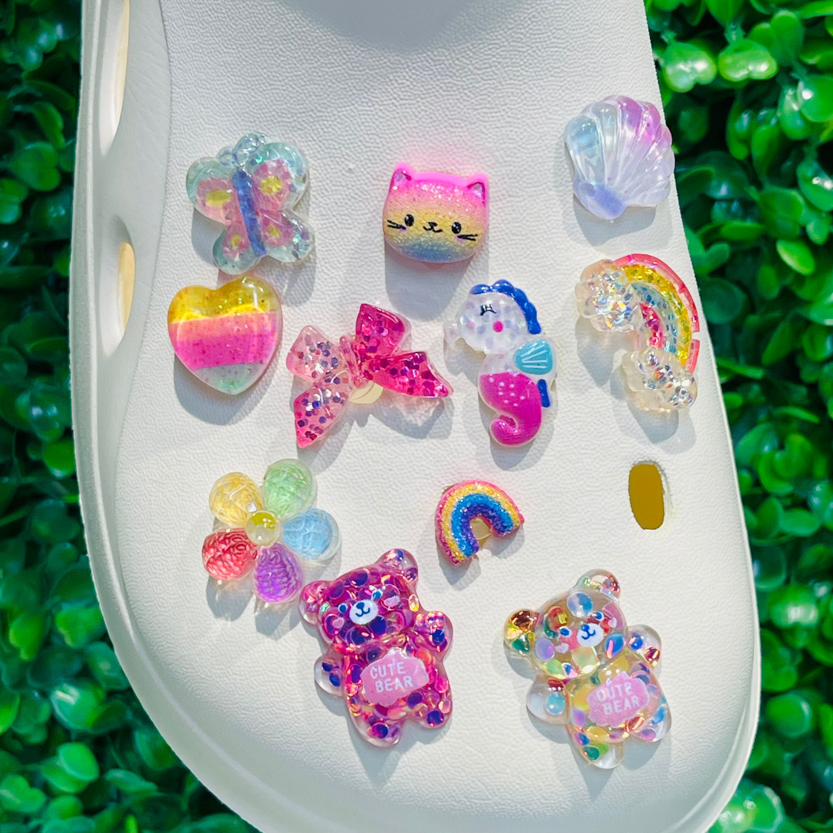 Recién llegado, 10 Uds., encantadores zapatos de resina con oso y mariposa, adornos, concha de arcoíris, gato, pulsera para niños, hebilla