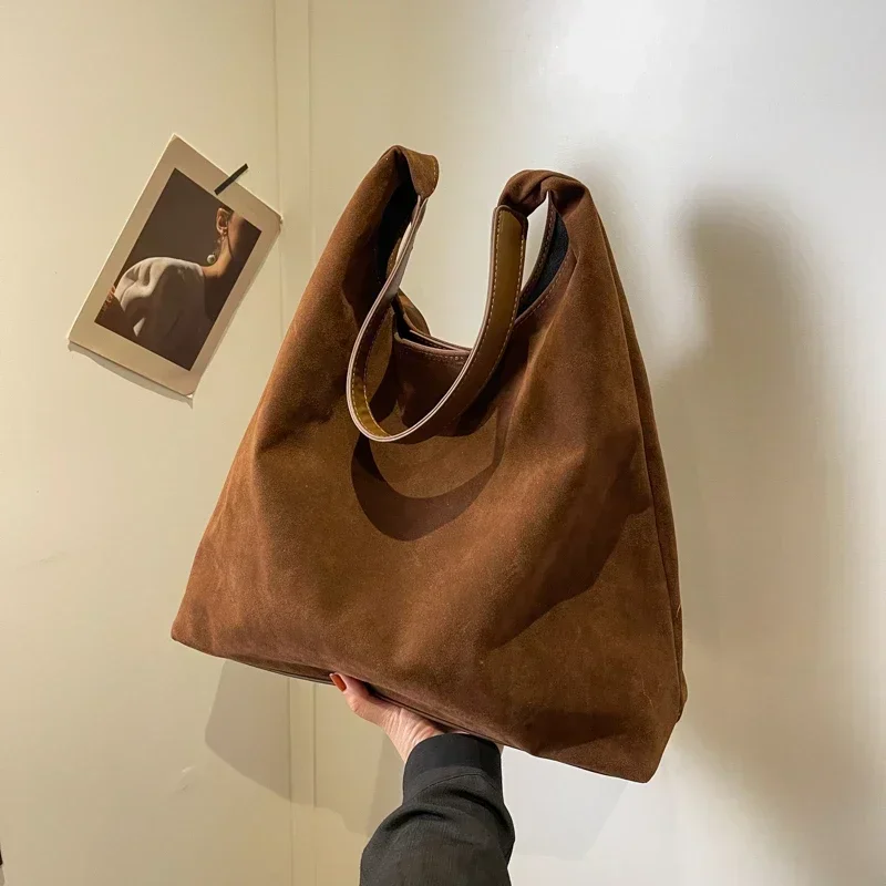 Borsa a tracolla di alta qualità con cerniera in velluto 2024 Borsa a tracolla popolare di grande capacità in tinta unita morbida e semplice alla moda