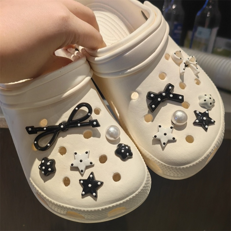 12PCS Set Hiasan Sepatu Mutiara Hitam & Putih dengan Gesper Bintang Perak yang Dapat Dilepas, Dekorasi Fashion untuk Sepatu