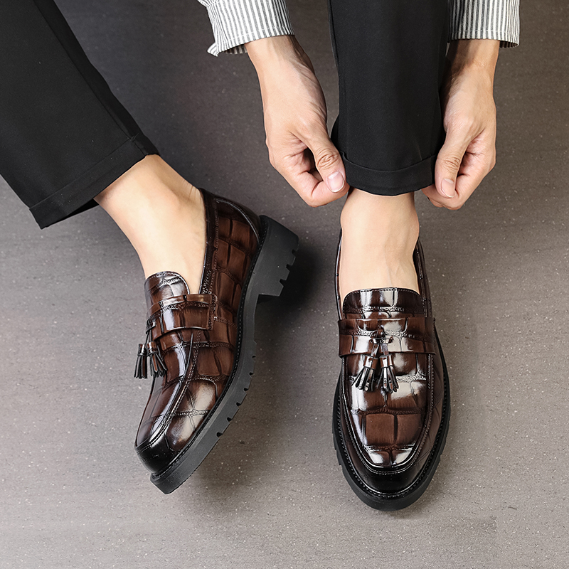 Marca de negócios sapatos casuais de couro de salto baixo mocassins de borla sapatos de sola grossa homem mocassim vestido artesanal deslizamento em sapatos