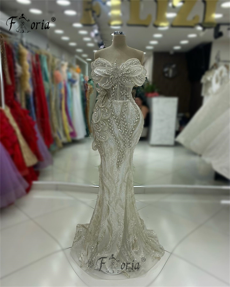 ゴージャスな白いクリスタルストーンのセレブのドレス、ストラップレスアップリケ、3Dペタル、結婚披露宴のドレス、2024
