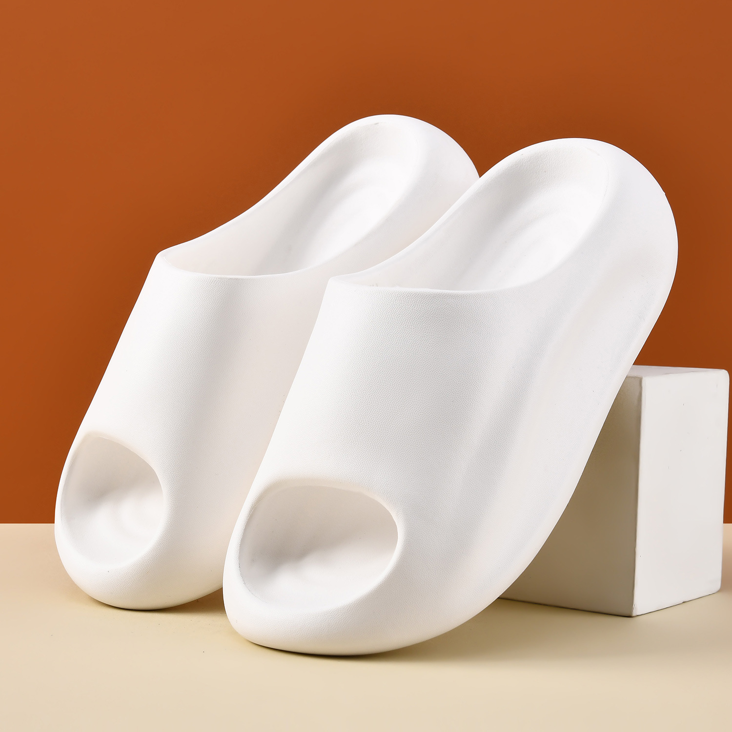 2025 New Slippers Women Wear Sandals Couple Thick Bottom Step Shoes Lightweight and Versatile Trendy Slippers