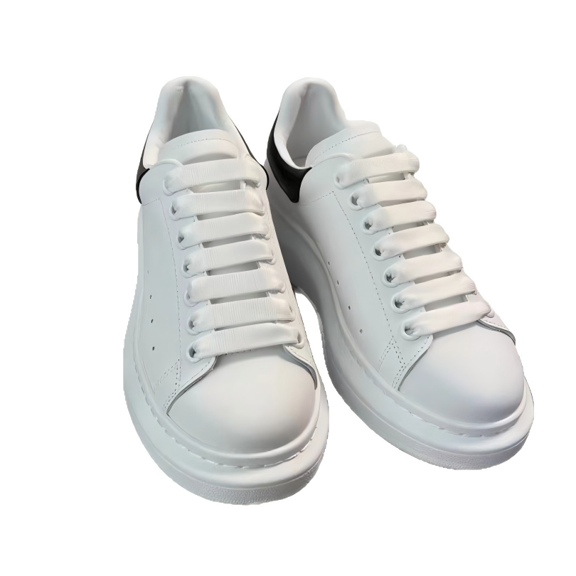 Damskie sneakersy na grubej podeszwie z podwyższeniem - czarny akcent na pięcie, wygodne i uniwersalne obuwie codzienne.