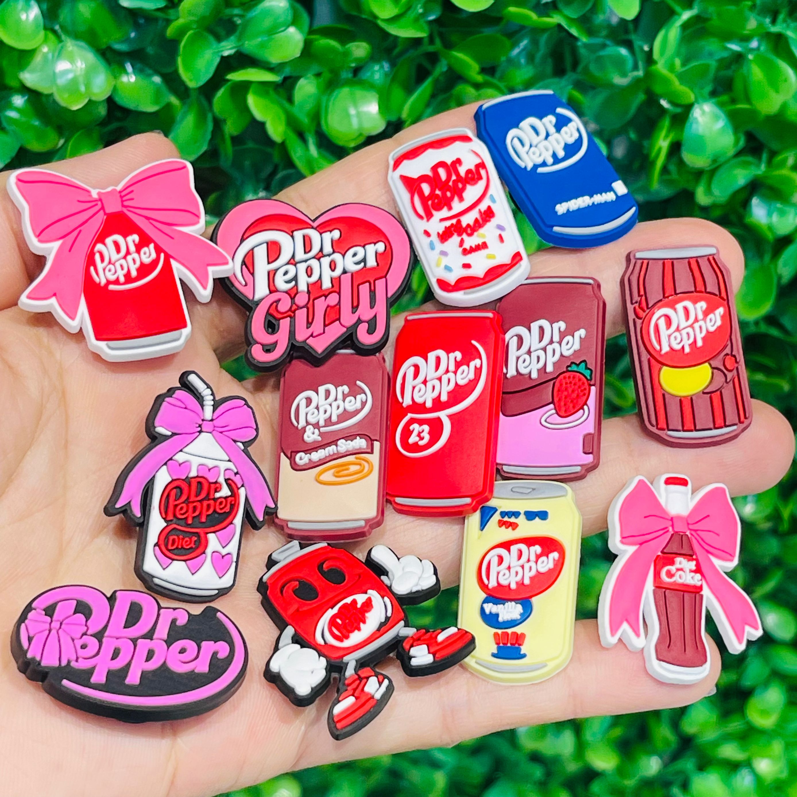 13-100pcs DR Pepper โซดาขวดเครื่องดื่มรองเท้า Charms PVC อุปกรณ์เสริม DIY รองเท้าหัวเข็มขัดตกแต่ง Fit สายรัดข้อมือเด็กของขวัญ